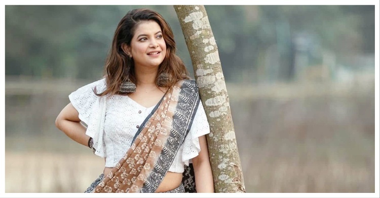 আমাকে খোলামেলা পোশাকে দেখার এতো ইচ্ছা কেন: শবনম ফারিয়া